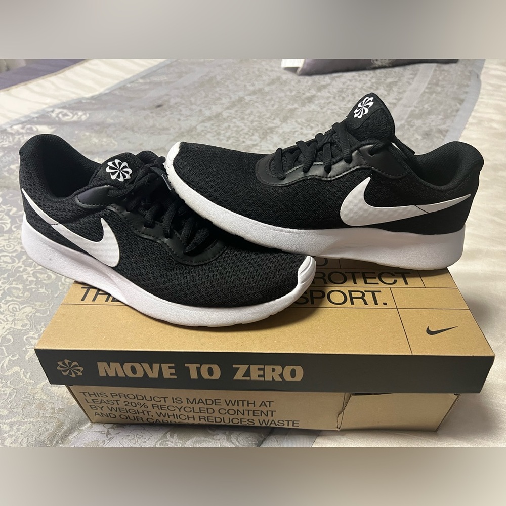 Womans Nike Black and White